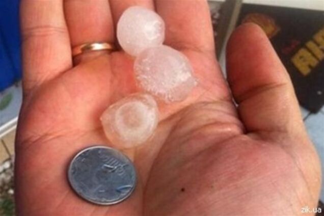 В Ивано-Франковске выпал град величиной с 5-копеечную монету