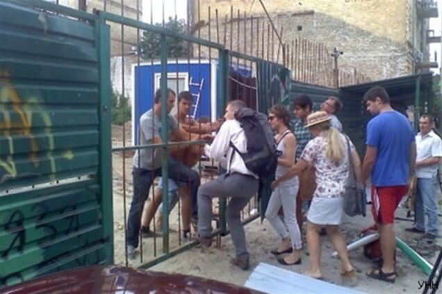 ЧП на церковной стройке в Десятинном: активисты сломали забор