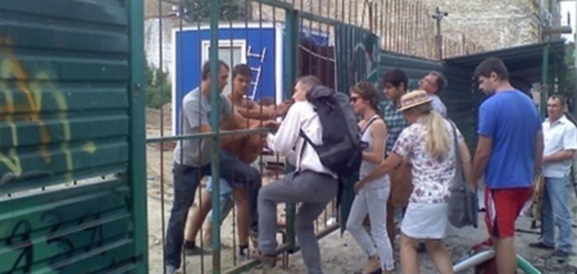 ЧП на церковной стройке в Десятинном: активисты сломали забор