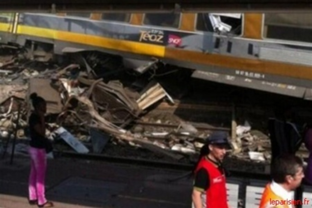 Крушение поезда во Франции: 7 погибших