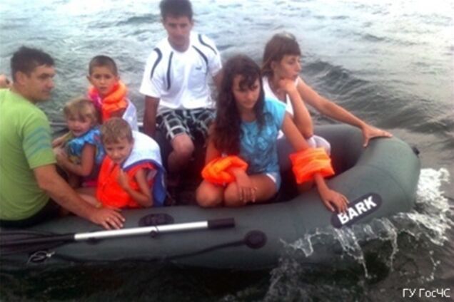 На Днестре 7 человек унесло на надувной лодке