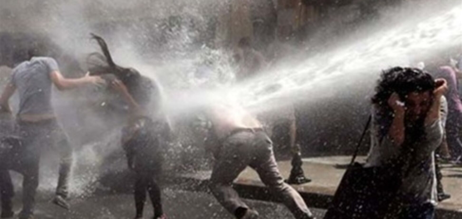 У Стамбулі знову розігнали протестуючих біля парку Гезі
