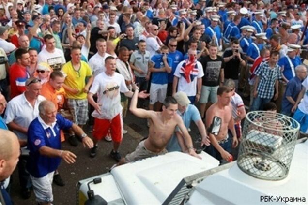 В Северной Ирландии марш протестантов закончился уличными боями