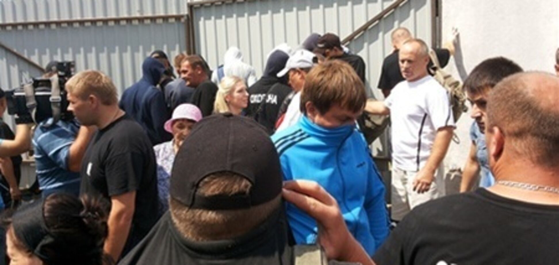 В Киеве снесли ворота на стройку, начатую в парке