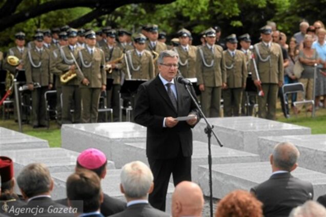 Прошлое не должно разделять украинский и польский народы – Коморовский