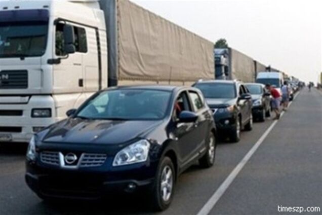 Навигаторы завели россиян в огромную очередь на въезд в Украину