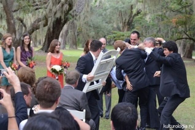 На британській весіллі сталася масова бійка за їжу