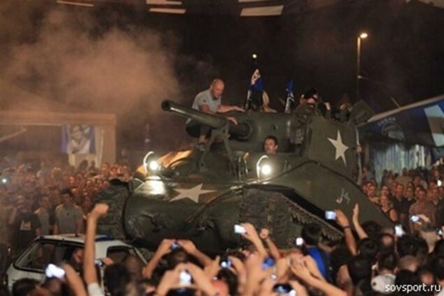 Итальянские болельщики на танке давили соперников 