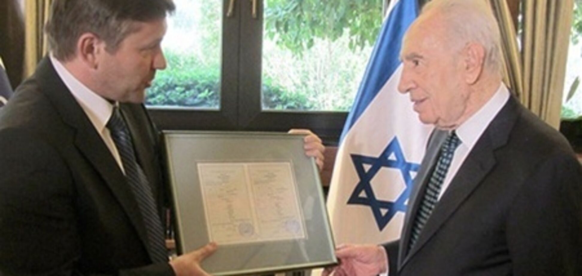 Президент Израиля получил свидетельство о рождении в Беларуси