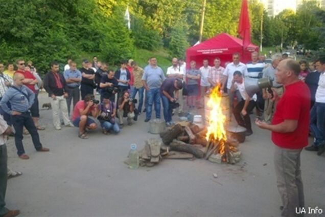 Протестующие остались ночевать у здания РОВД в Фастове