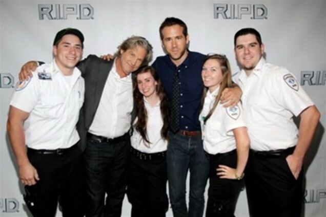 Рейнольдс, Бриджес и девчонки-полицейские