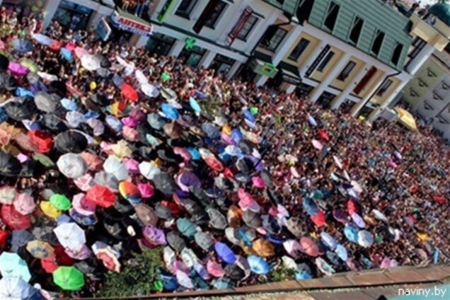 Организаторов конфетного дождя в Беларуси накажут