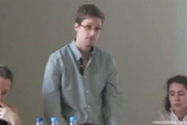 Сноуден официально запросил временное убежище в России