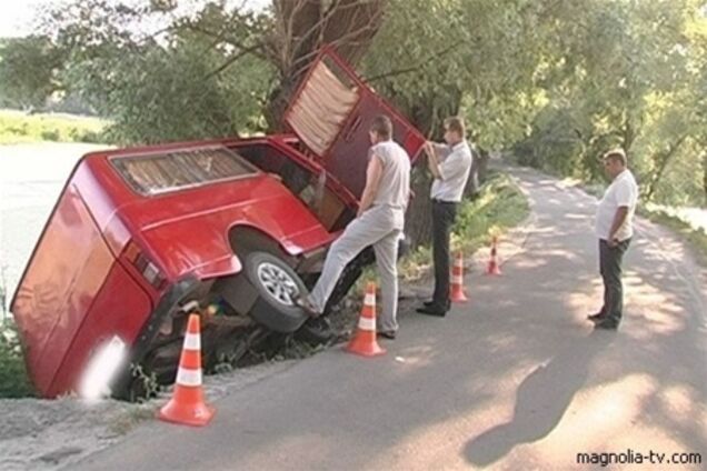 В столице едва не упал в воду микроавтобус 