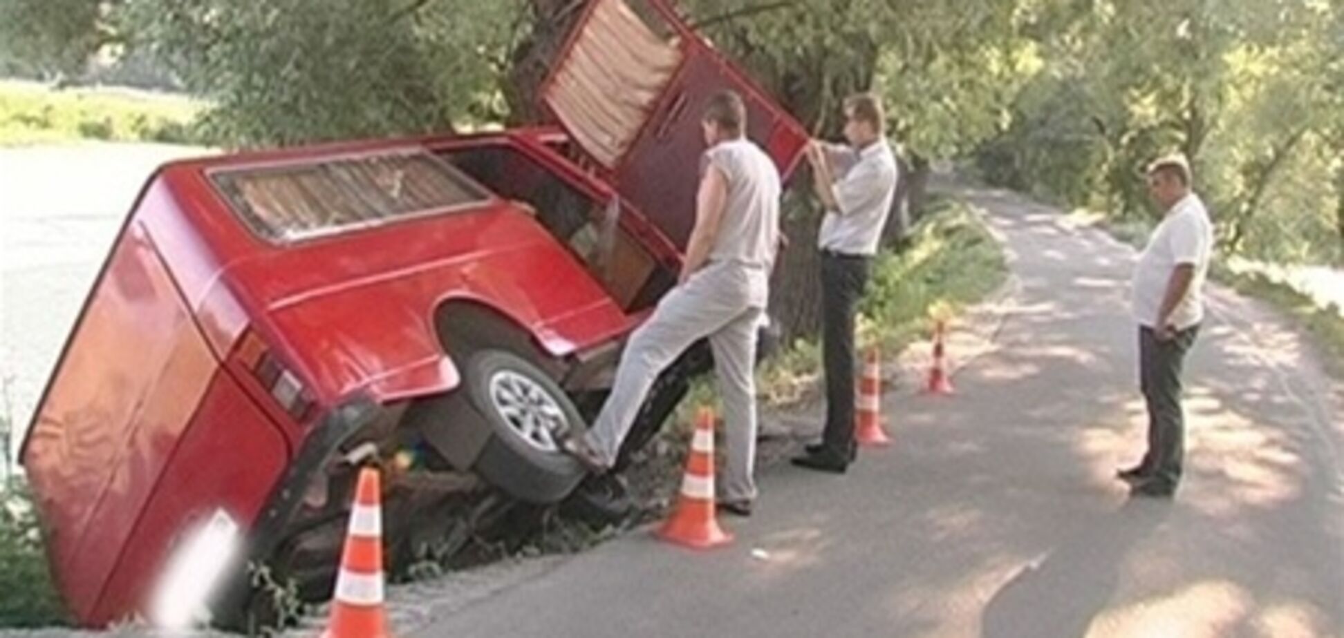 В столице едва не упал в воду микроавтобус