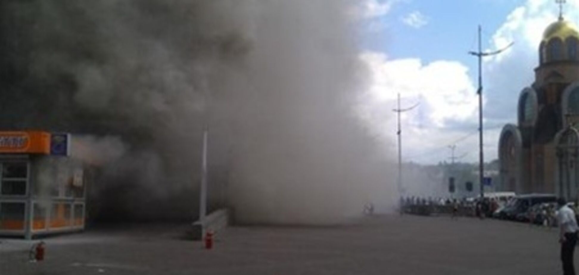 Возле киевского ж/д вокзала произошел пожар