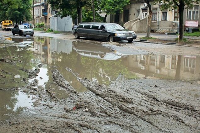 Площадь в исторической части Одессы превратилась в грязный проселок