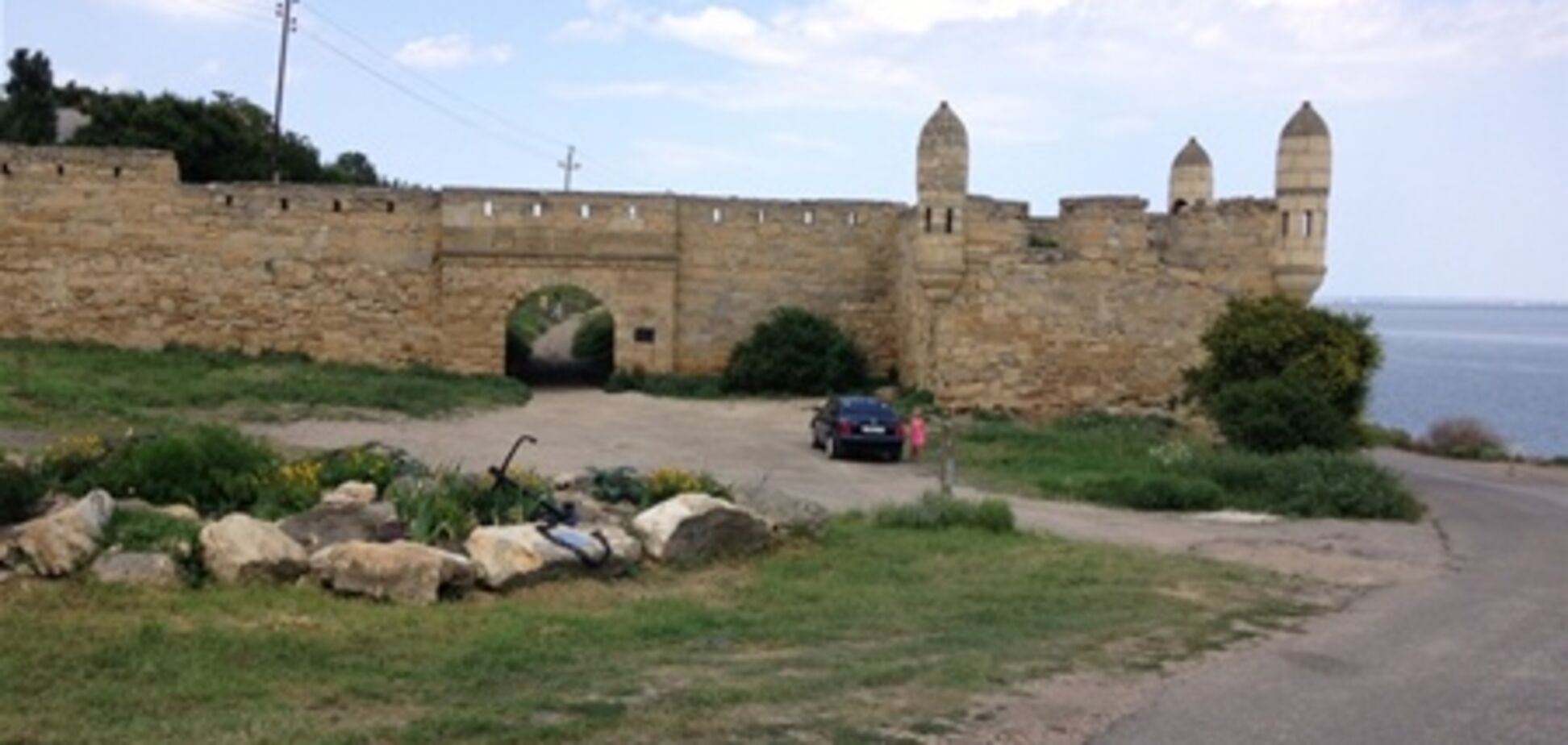 Вандалы облили крымскую крепость фекалиями