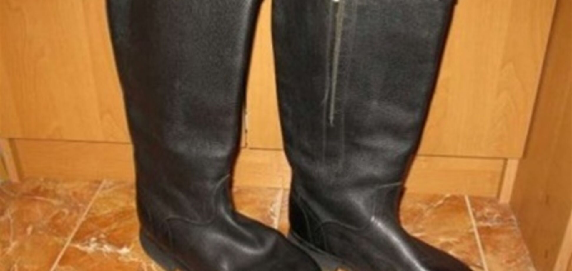 Мужчина выстрелил себе в ногу, проверяя качество сапог