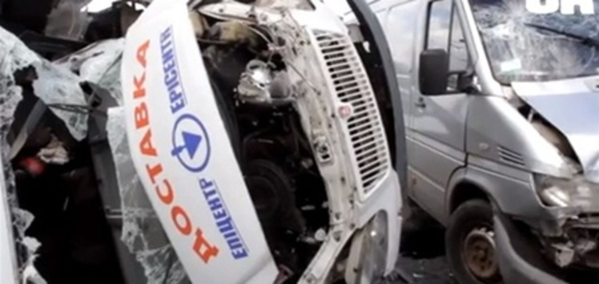 Масштабное ДТП в Киеве: перевернулся грузовик 'Эпицентра'