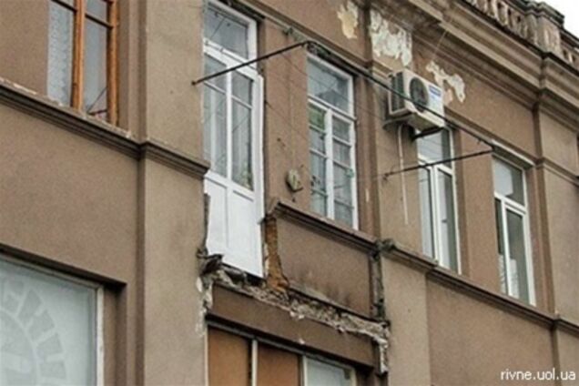 В Ривне женщина держала балкон руками, чтобы он не упал на людей