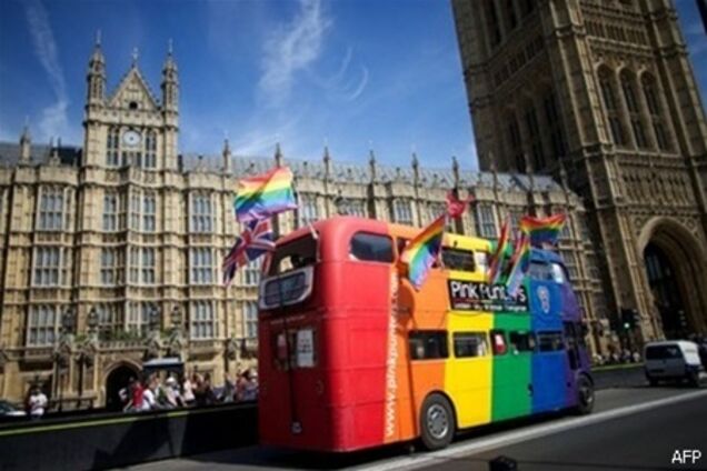 Парламент Великобританії дозволив одностатеві шлюби