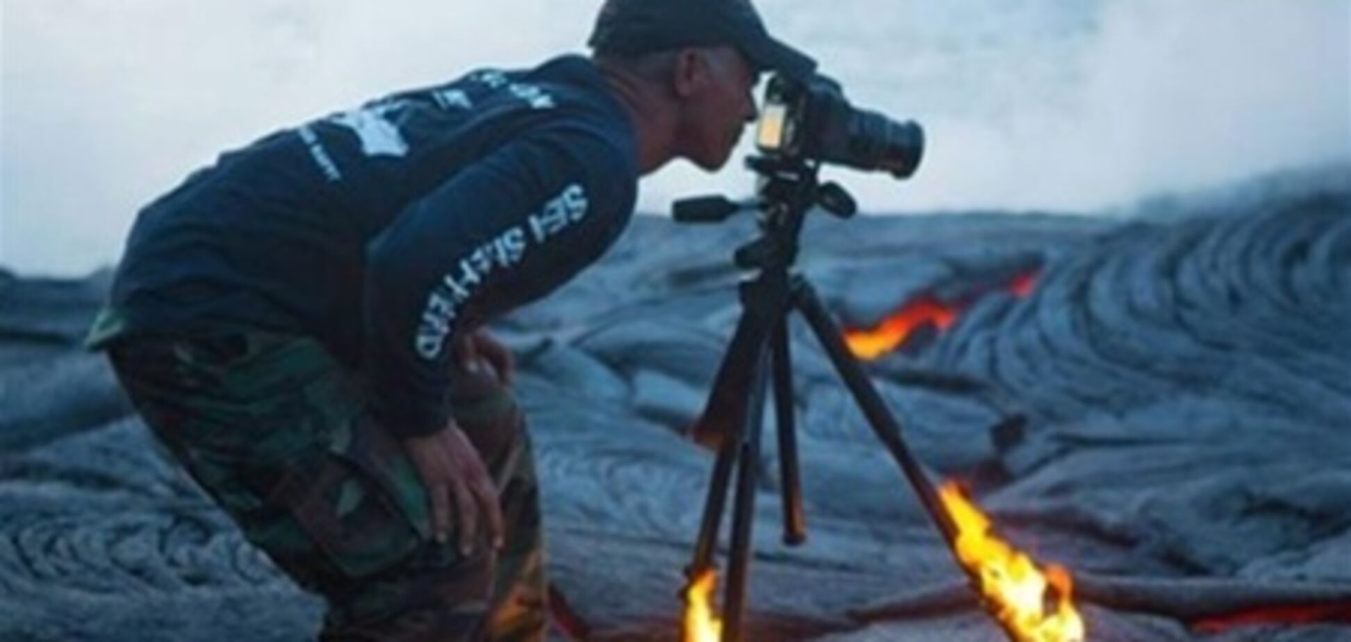 Фотограф едва не сгорел на вулкане ради автопортрета