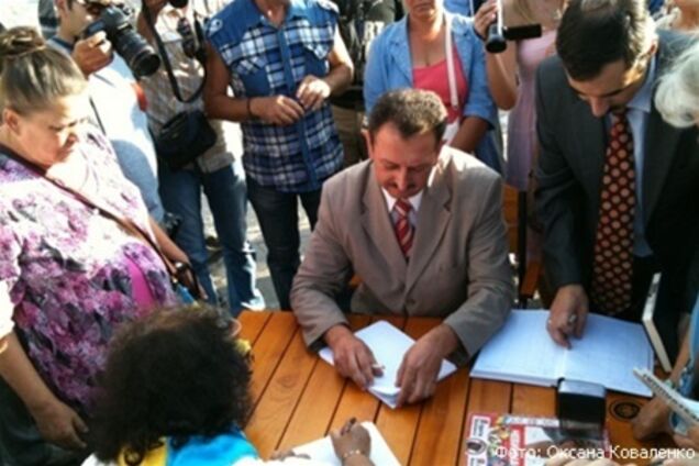 Милиция на Майдане организовала приемную под зонтиком