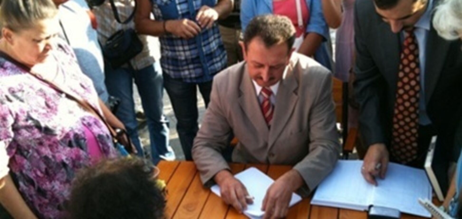 Милиция на Майдане организовала приемную под зонтиком