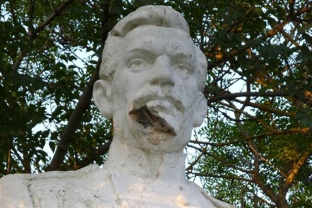 У Криму вандали пошкодили пам'ятник Толстому