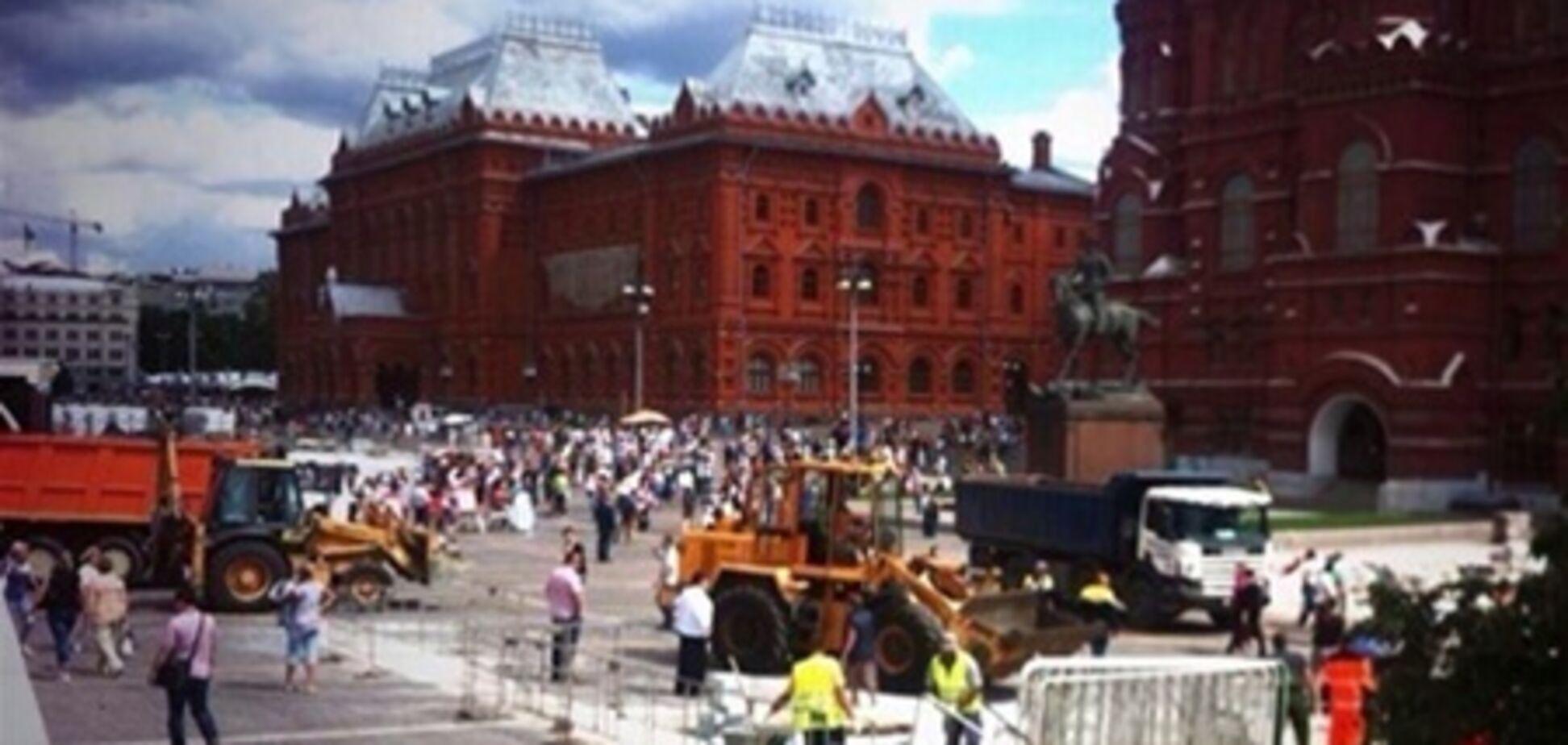 На Манежной площади, где собираются сторонники Навального, начали ремонт