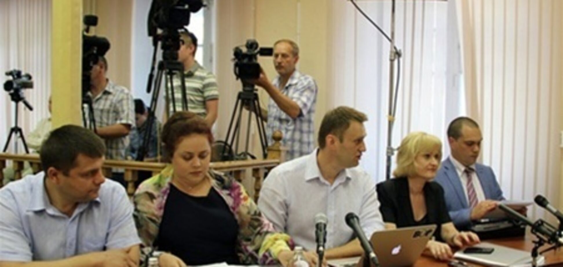У суда в Кирове заблокировали дорогу для автозака с Навальным