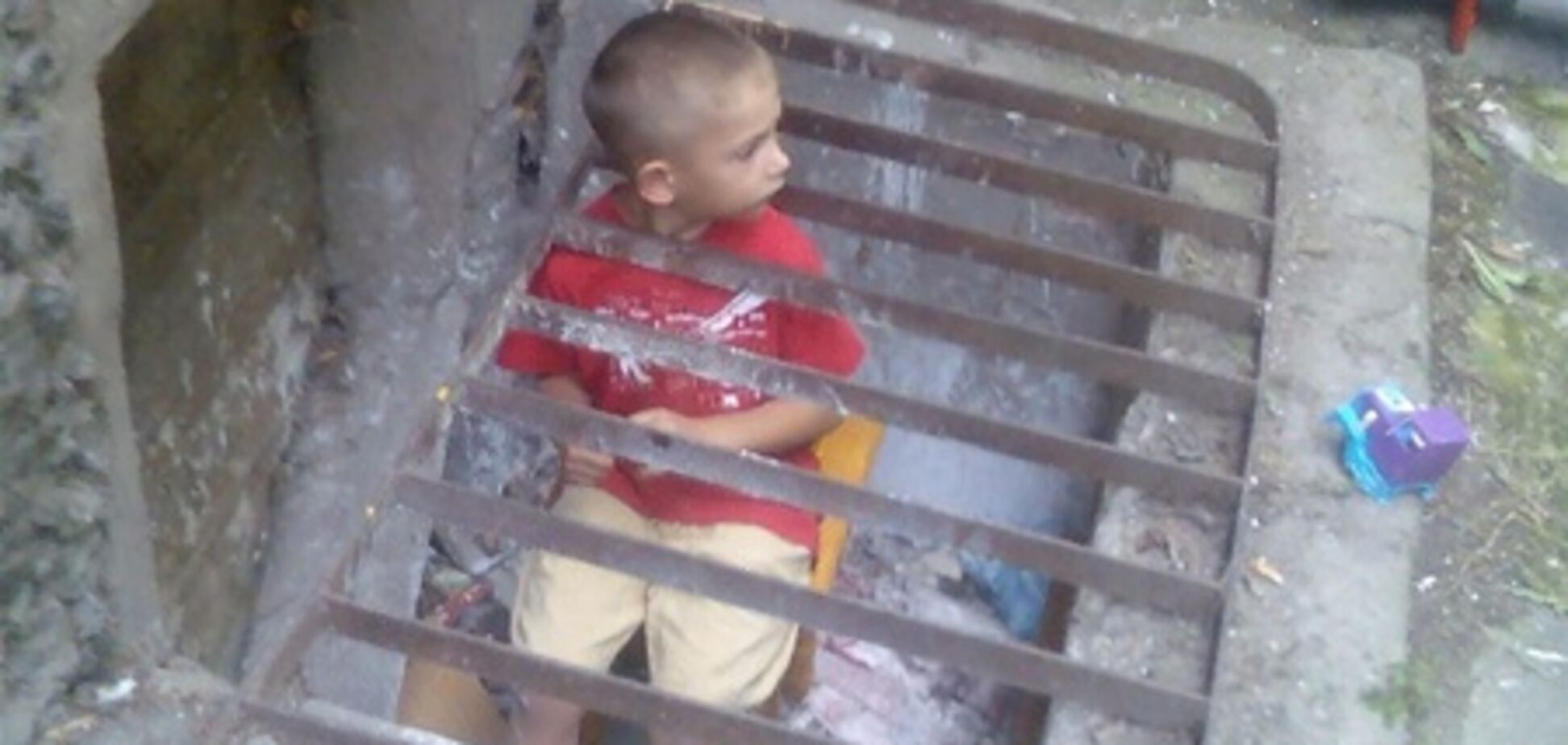 На Полтавщині 4-річний хлопчик застряг у металевій решітці