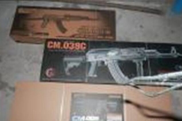 На польському кордоні затримали арсенал зброї