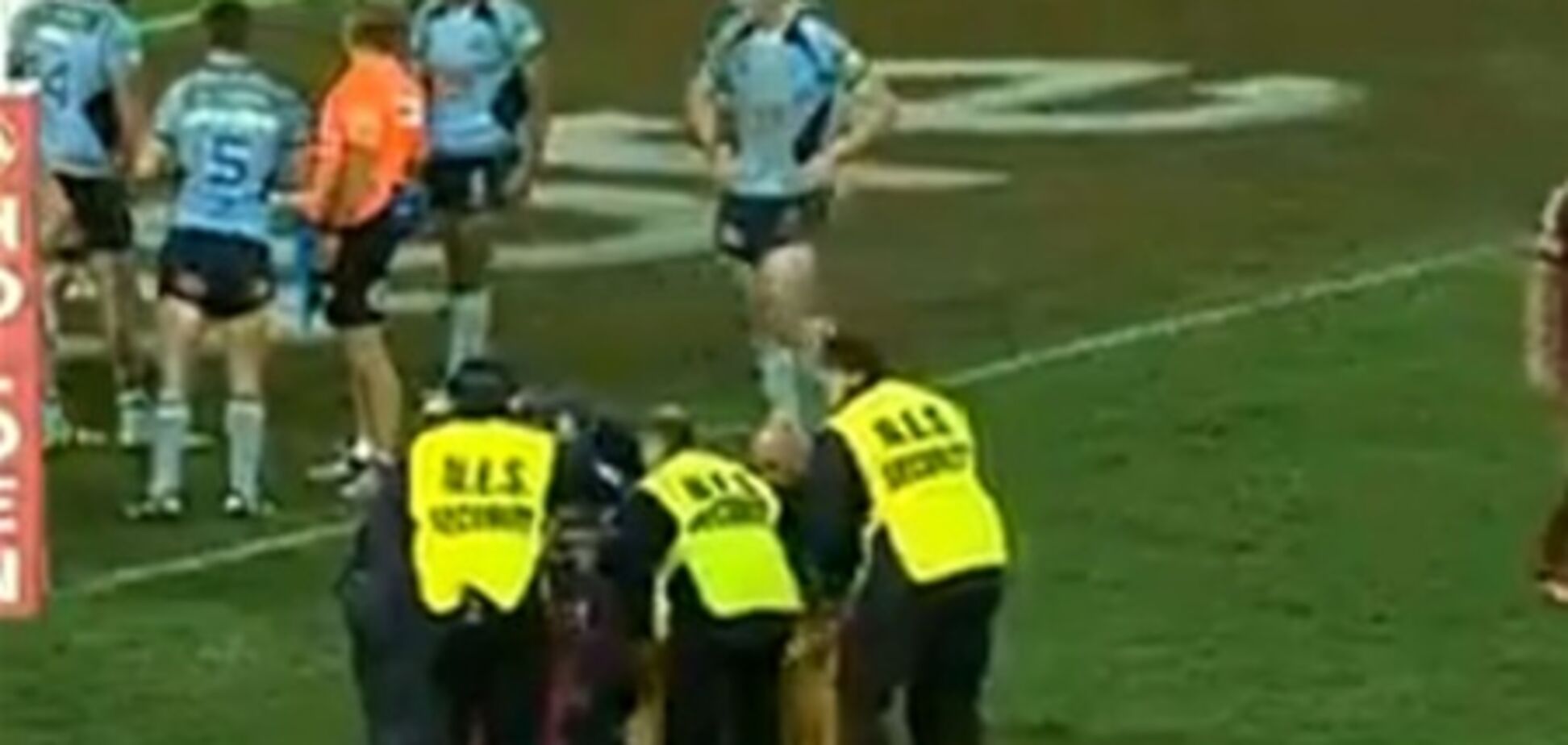 Голый фанат намазался вазелином и пробежал голым через все поле