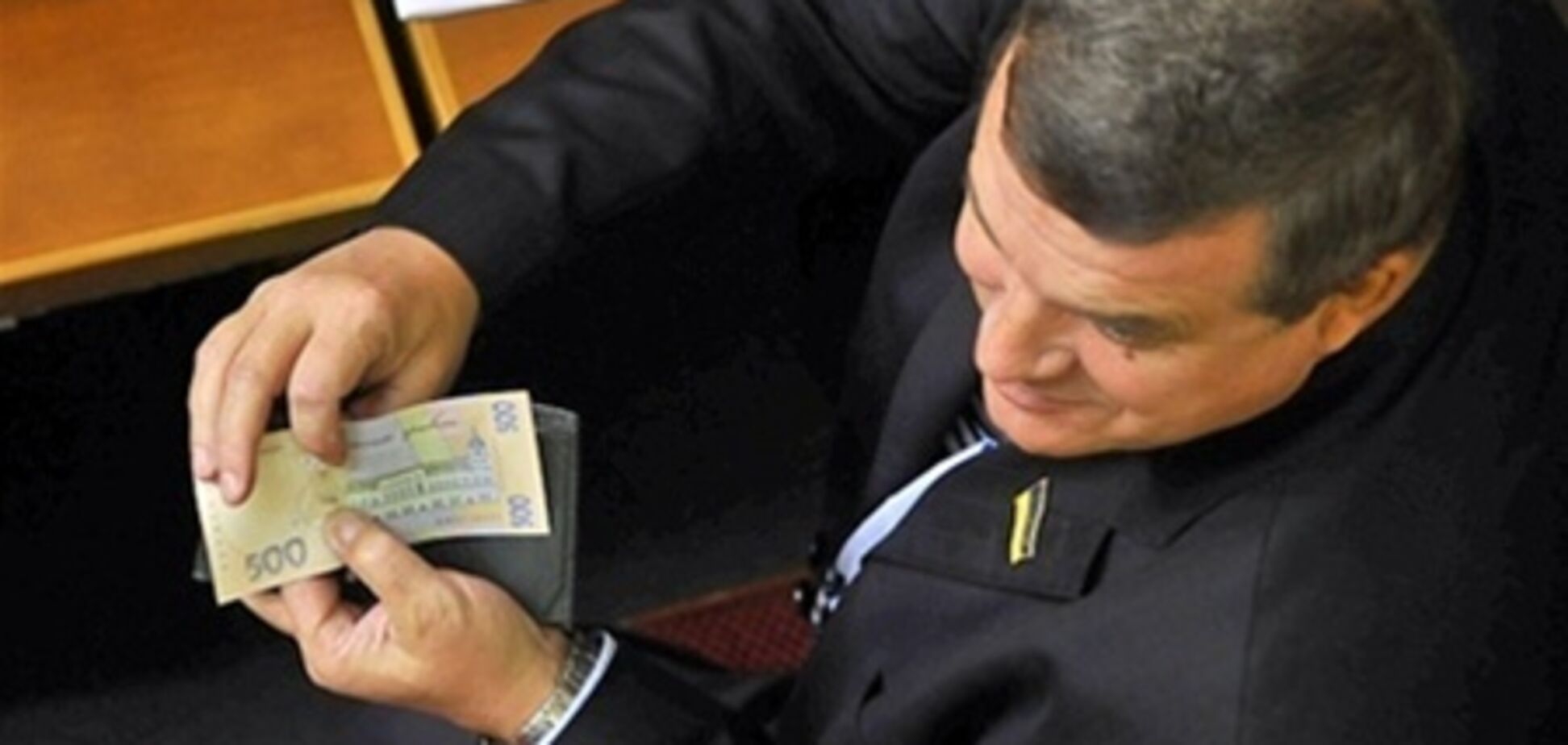 Лишь 4% нардепов отказались от материальной помощи