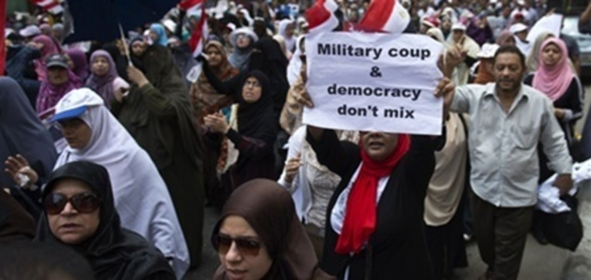 Протестующих в Каире разгоняют слезоточивым газом