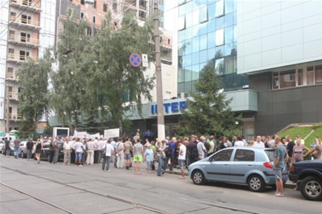 Телеканал 'Интер' осаждают защитники милиции