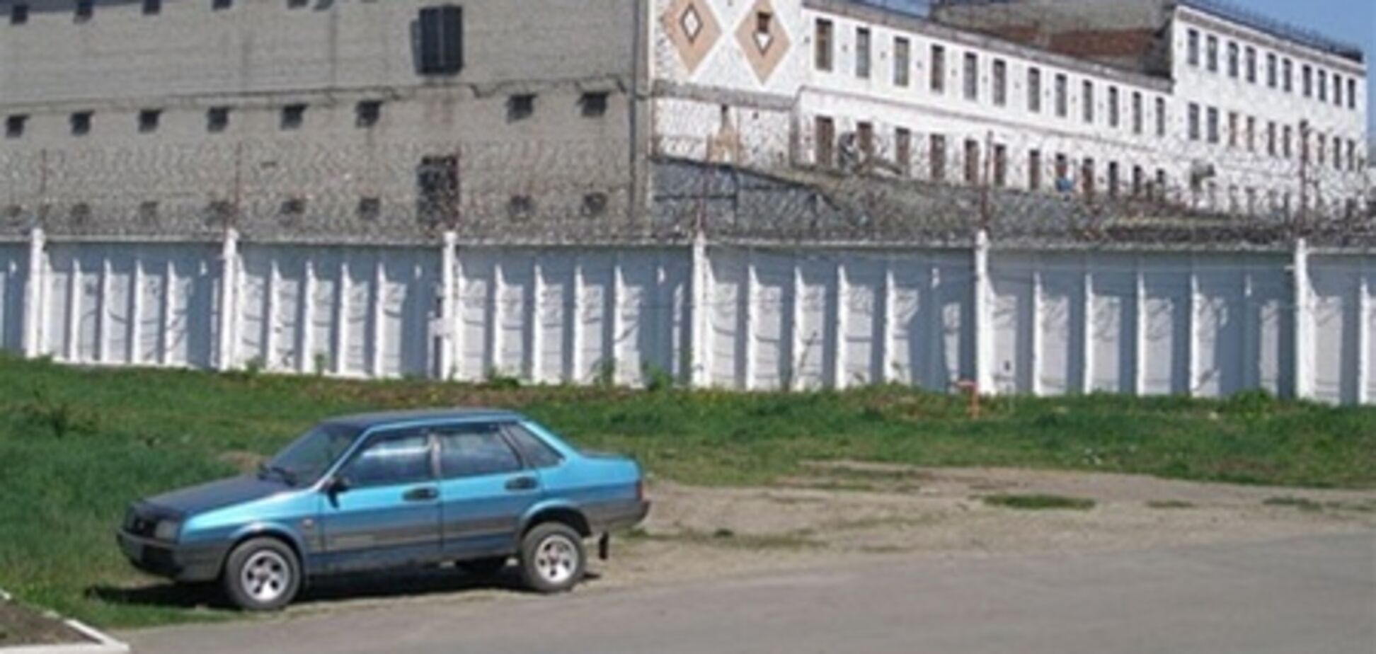 В России заключенный сбежал из колонии на авто охранника