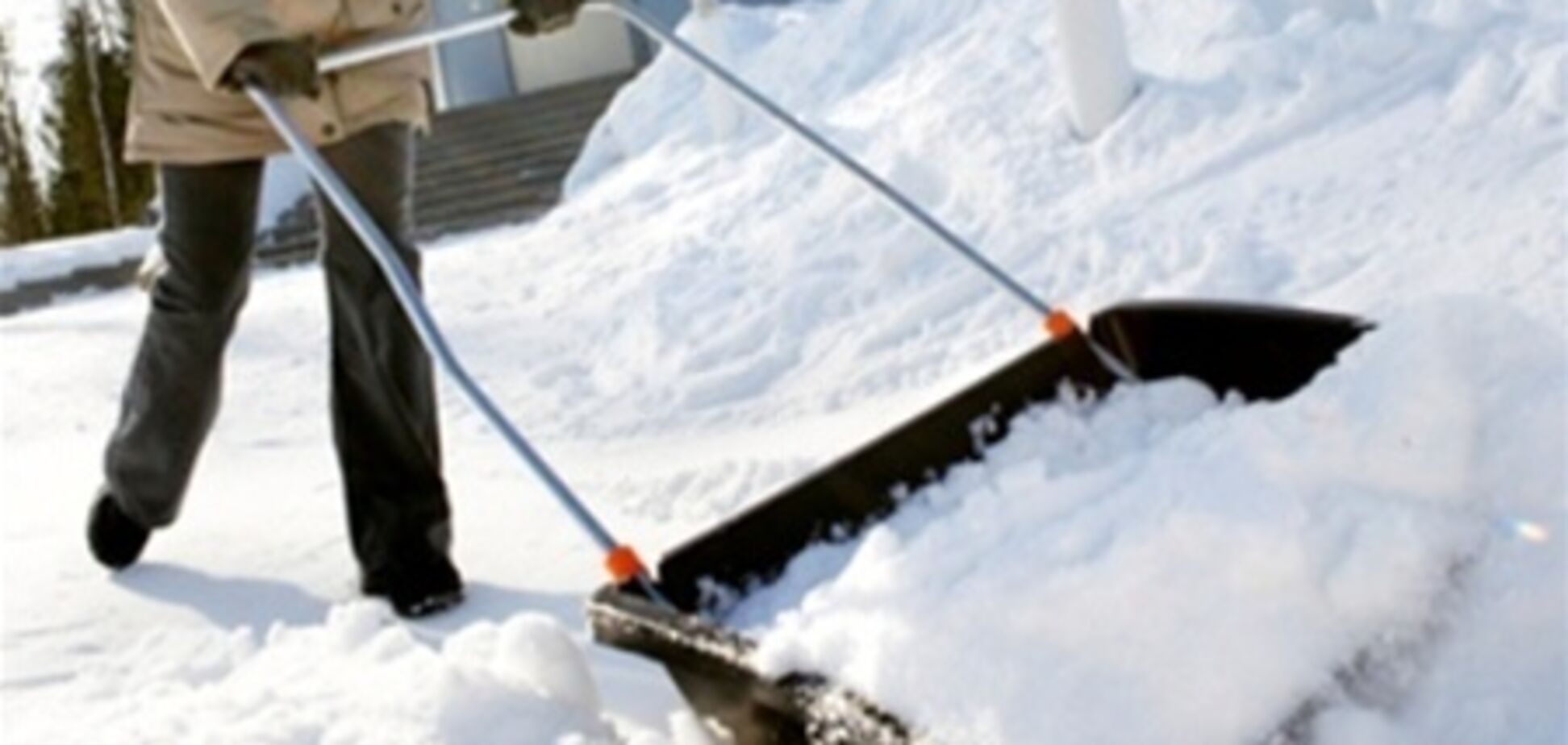 В Казахстане чиновники собрались убирать январский снег в июне