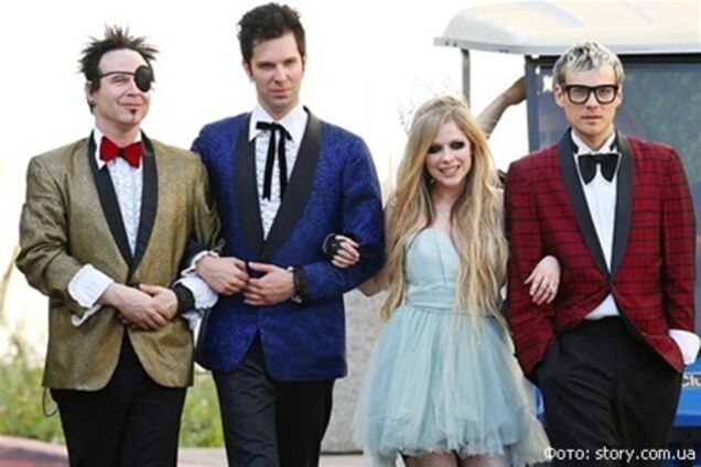 Аврил Лавин показала снимки ненастоящей свадьбы