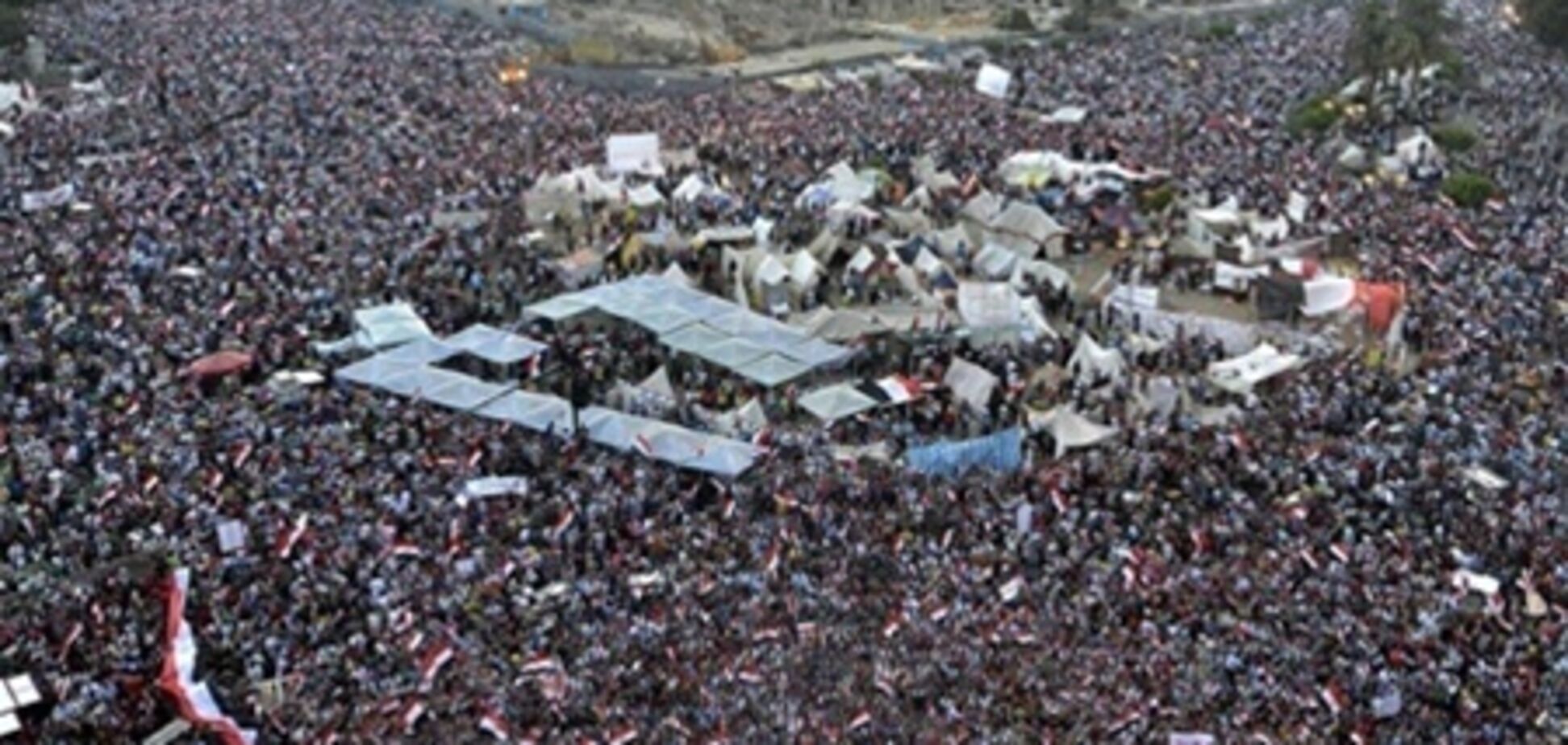 Количество митингующих на улицах Каира растет