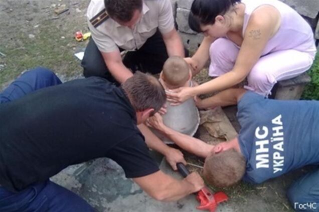 На Харківщині малюк застряг в бідоні