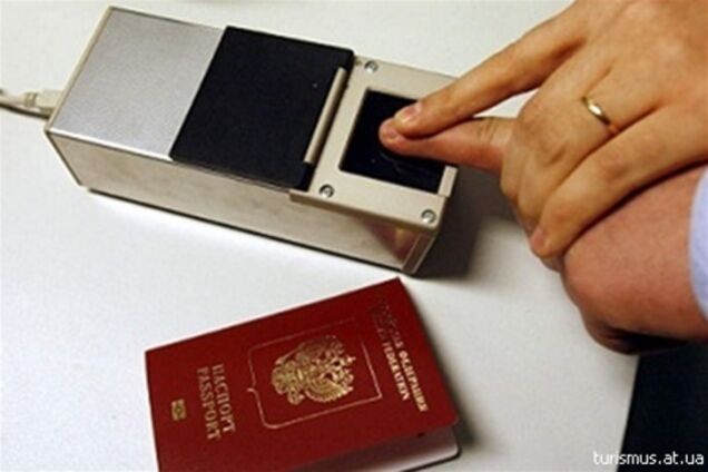 У Росії почали видавати закордонні паспорти з відбитками