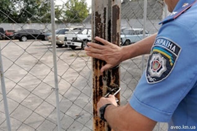 На Львівщині працівники штрафмайданчики здавали авто на метал