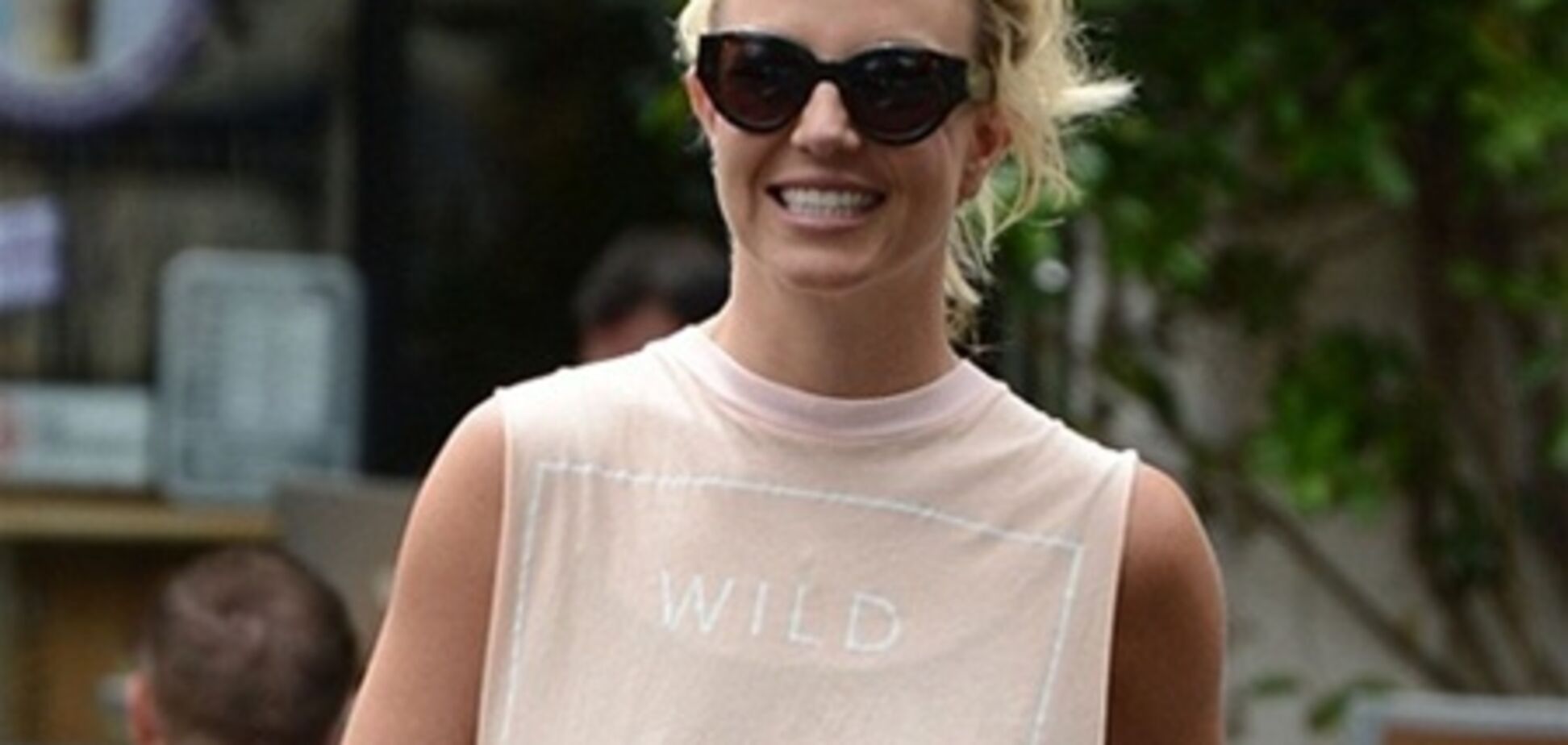 Бритни Спирс пополнила арсенал футболок с дурацкими надписями