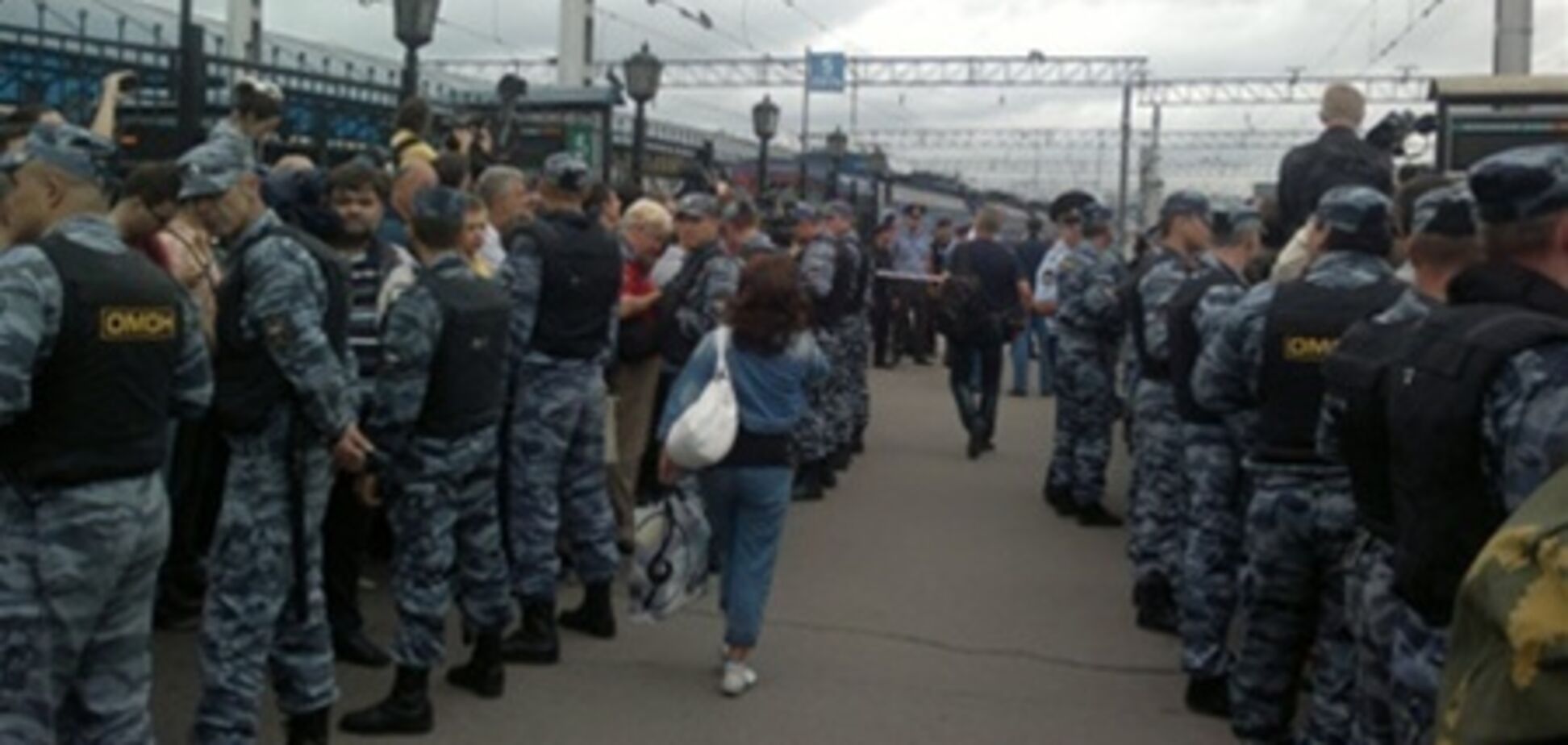 На вокзалі Москви, куди прибув Навальний, оголошена загроза вибуху