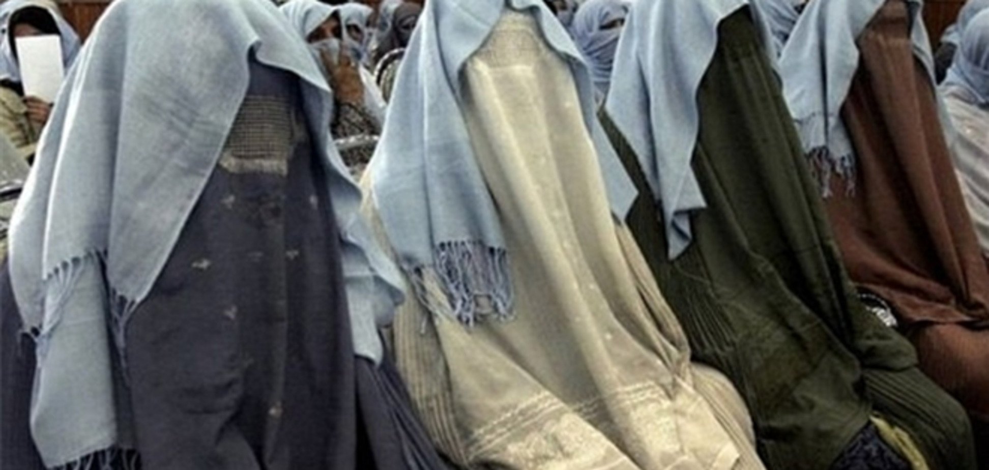 Сотни человек напали на полицию под Парижем из-за паранджи