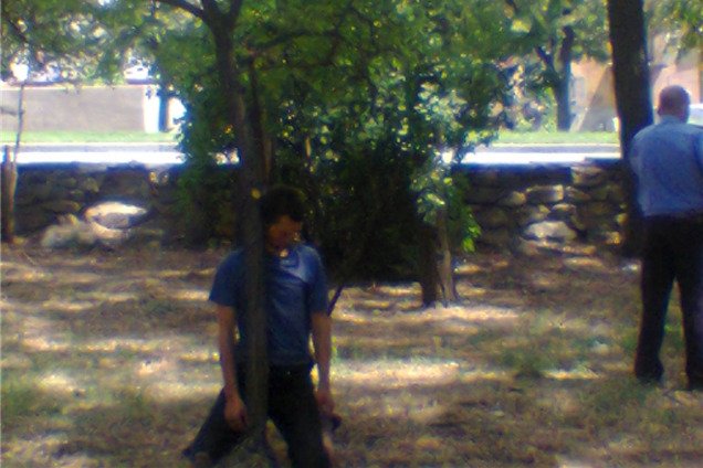 В центре Запорожья мужчина повесился на глазах прохожих