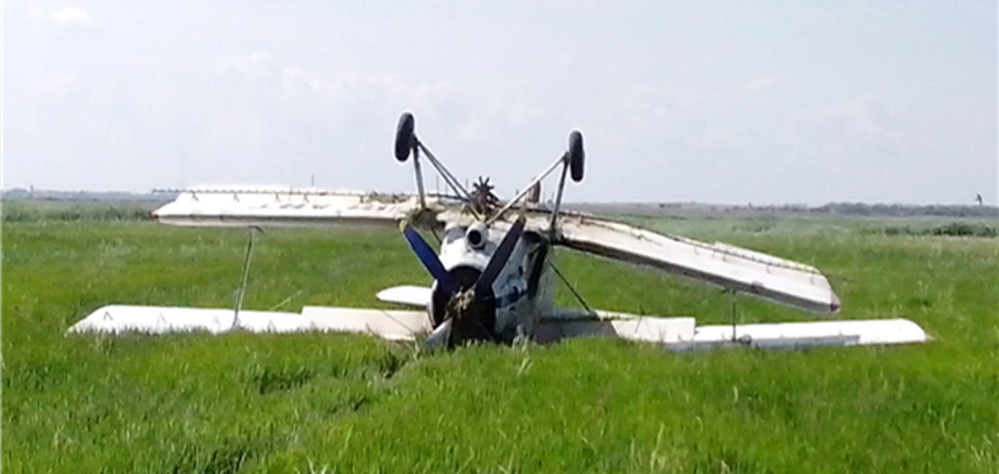 У Криму літак аварійно сів і перекинувся